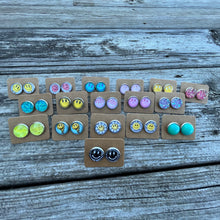 Load image into Gallery viewer, Smiley Face Earrings