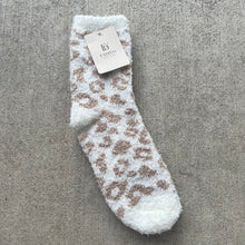 Load image into Gallery viewer, Leopard Print Fuzzy Socks
