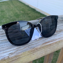 Load image into Gallery viewer, Black Oversized Sunglasses

